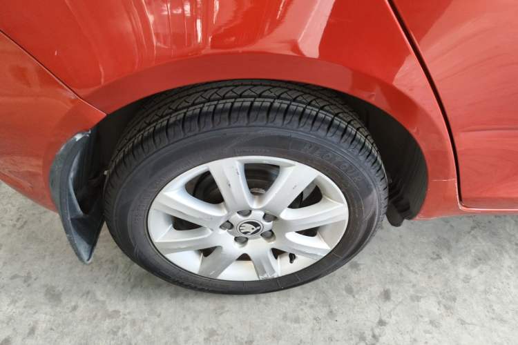 Used Skoda Fabia 2014 1.4L Automatic Crystal Edition Right Rear Wheel Hub
