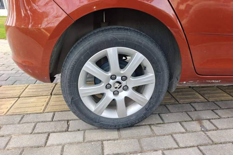 Used Skoda Fabia 2014 1.4L Automatic Crystal Edition Right Rear Wheel Hub