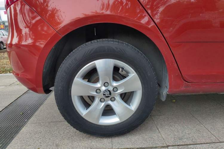 Used Skoda Fabia 2014 1.4L Automatic Crystal Edition Right Rear Wheel Hub