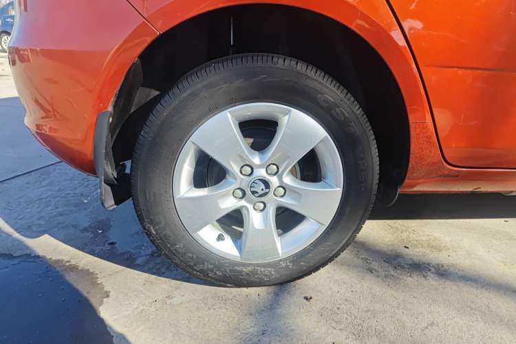 Used Skoda Fabia 2014 1.4L Automatic Crystal Edition Right Rear Wheel Hub