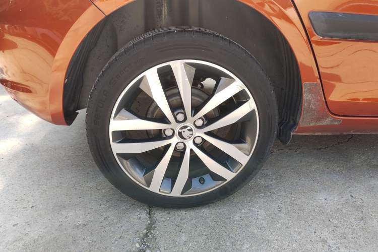 Used Skoda Fabia 2014 1.6L Automatic Sport Edition Right Rear Wheel Hub