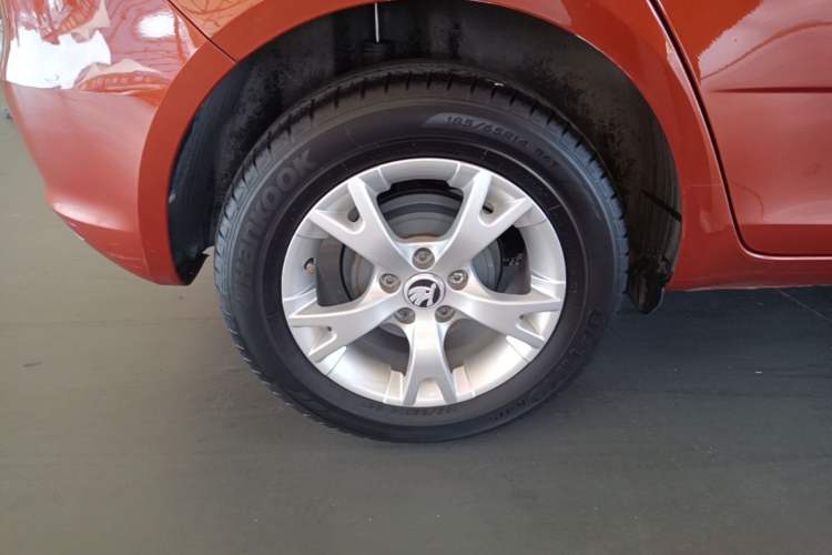 Used Skoda Fabia 2014 1.4L Manual Crystal Edition Right Rear Wheel Hub