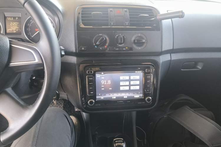 Used Skoda Fabia 2014 1.6L Automatic Sport Edition Audio And AC Panel