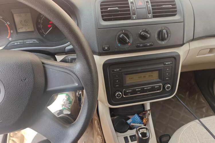 Used Skoda Fabia 2014 1.4L Automatic Crystal Edition Audio And AC Panel