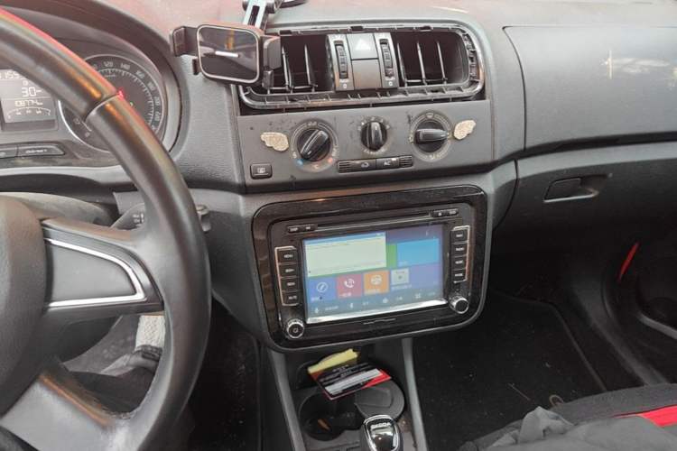 Used Skoda Fabia 2014 1.6L Automatic Sport Edition Audio And AC Panel