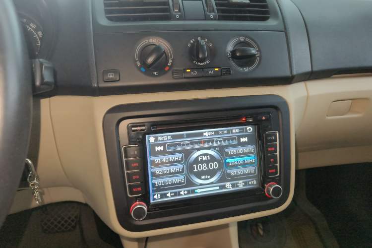 Used Skoda Fabia 2014 1.4L Automatic Crystal Edition Audio And AC Panel