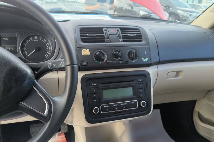 Used Skoda Fabia 2014 1.4L Automatic Crystal Edition Audio And AC Panel