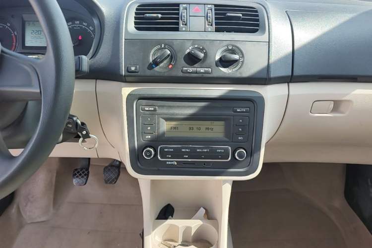 Used Skoda Fabia 2014 1.4L Manual Crystal Edition Audio And AC Panel