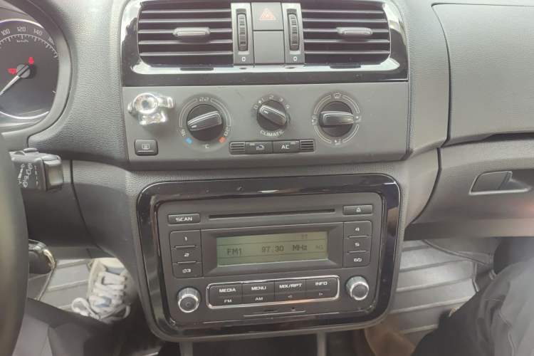 Used Skoda Fabia 2014 1.6L Automatic Sport Edition Audio And AC Panel