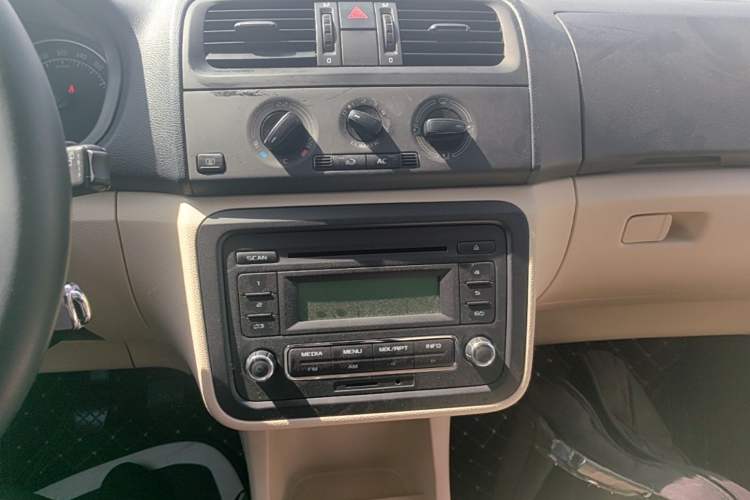 Used Skoda Fabia 2014 1.4L Manual Jingling Edition Audio And AC Panel