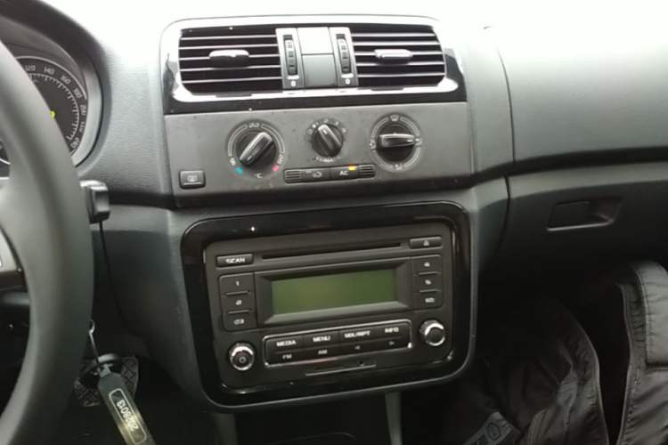 Used Skoda Fabia 2014 1.6L Automatic Sport Edition Audio And AC Panel