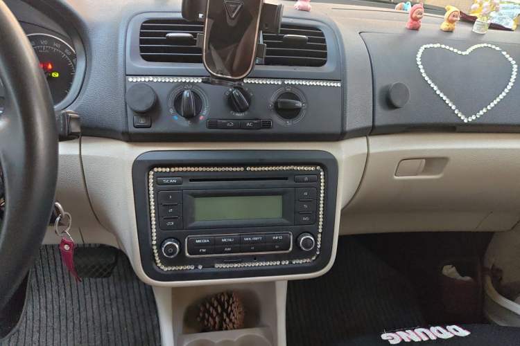 Used Skoda Fabia 2014 1.4L Automatic Crystal Edition Audio And AC Panel