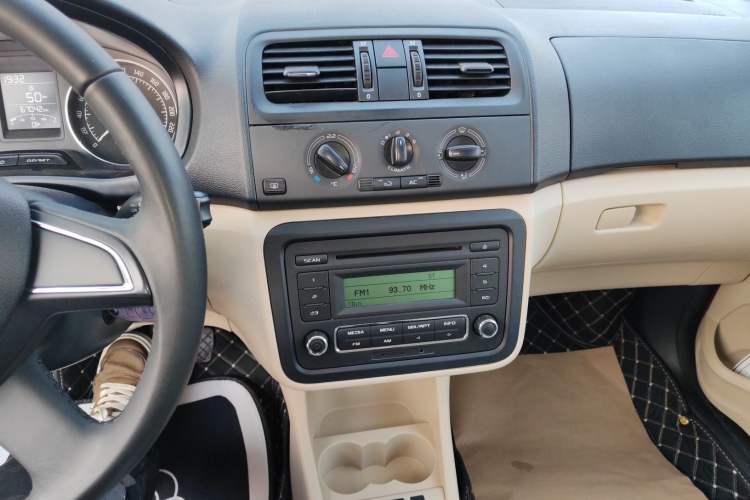 Used Skoda Fabia 2014 1.4L Manual Jingling Edition Audio And AC Panel