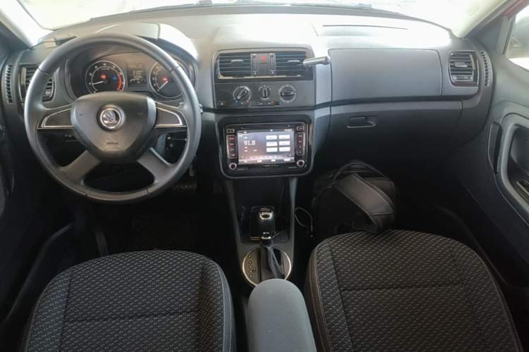Used Skoda Fabia 2014 1.6L Automatic Sport Edition Center Console