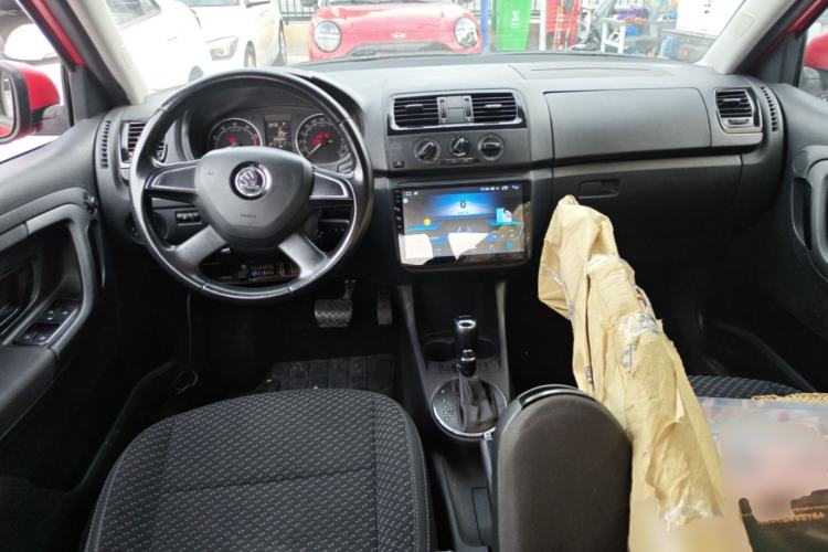 Used Skoda Fabia 2014 1.6L Automatic Sport Edition Center Console