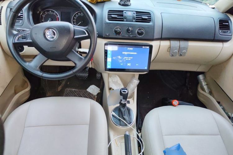 Used Skoda Fabia 2014 1.6L Scout Center Console