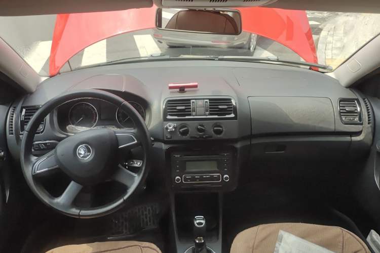 Used Skoda Fabia 2014 1.6L Automatic Sport Edition Center Console