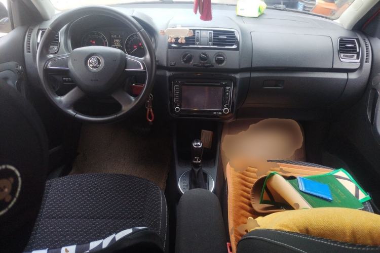 Used Skoda Fabia 2014 1.6L Automatic Sport Edition Center Console