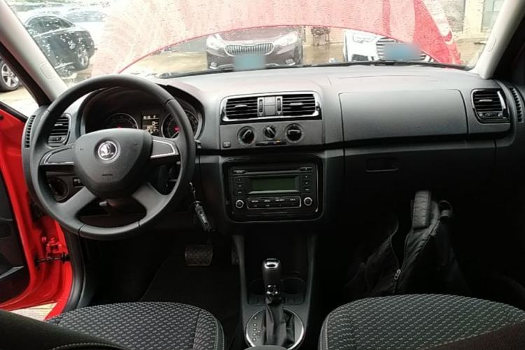 Used Skoda Fabia 2014 1.6L Automatic Sport Edition Center Console