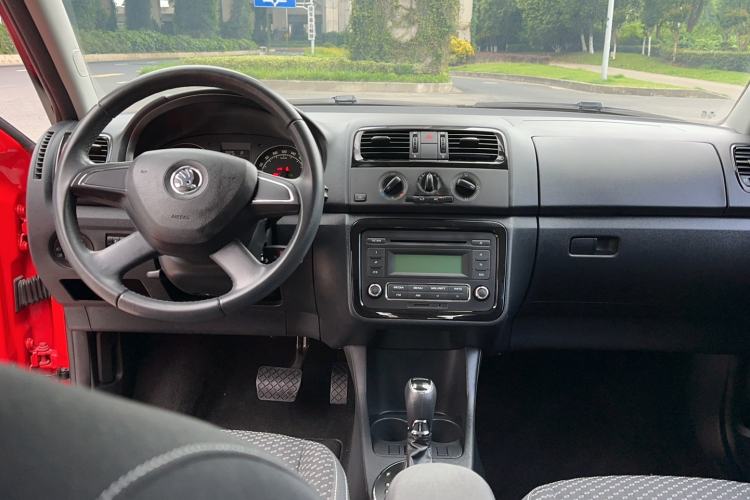 Used Skoda Fabia 2014 1.6L Automatic Sport Edition Center Console