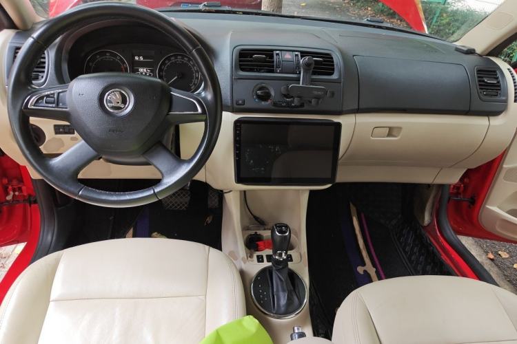 Used Skoda Fabia 2014 1.6L Automatic Crystal Edition Center Console