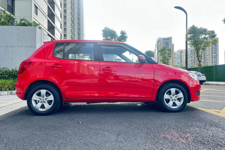 Used Skoda Fabia 2014 1.4L Automatic Crystal Edition Exterior 6