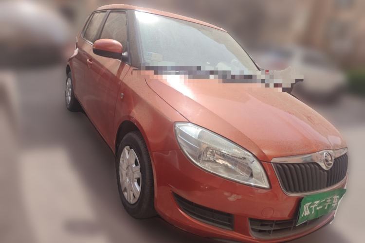 Used Skoda Fabia 2014 1.4L Automatic Crystal Edition Front Right 45 Deg