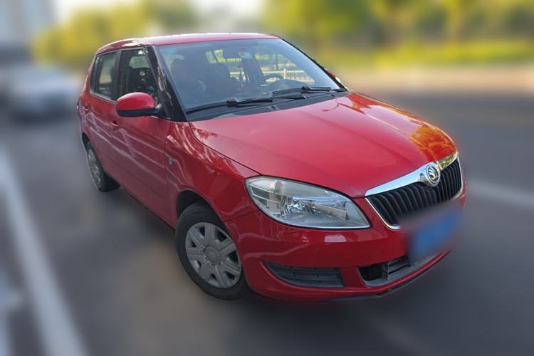 Used Skoda Fabia 2014 1.4L Automatic Crystal Edition Front Right 45 Deg