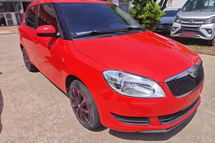 Used Skoda Fabia 2014 1.4L Automatic Crystal Edition Front Right 45 Deg