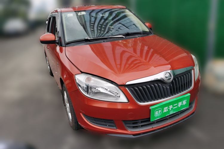 Used Skoda Fabia 2014 1.4L Automatic Crystal Edition Front Right 45 Deg