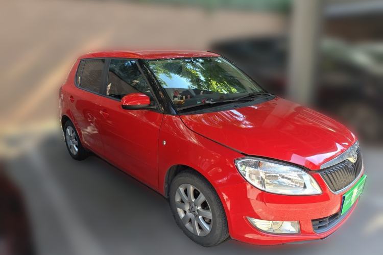 Used Skoda Fabia 2014 1.4L Automatic Crystal Edition Front Right 45 Deg
