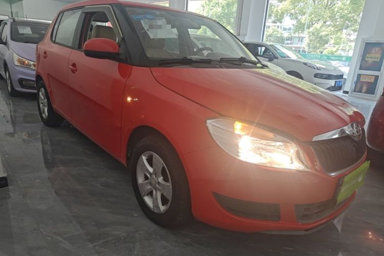 Used Skoda Fabia 2014 1.4L Automatic Crystal Edition Front Right 45 Deg