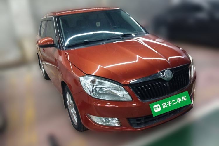 Used Skoda Fabia 2014 1.4L Automatic Crystal Edition Front Right 45 Deg
