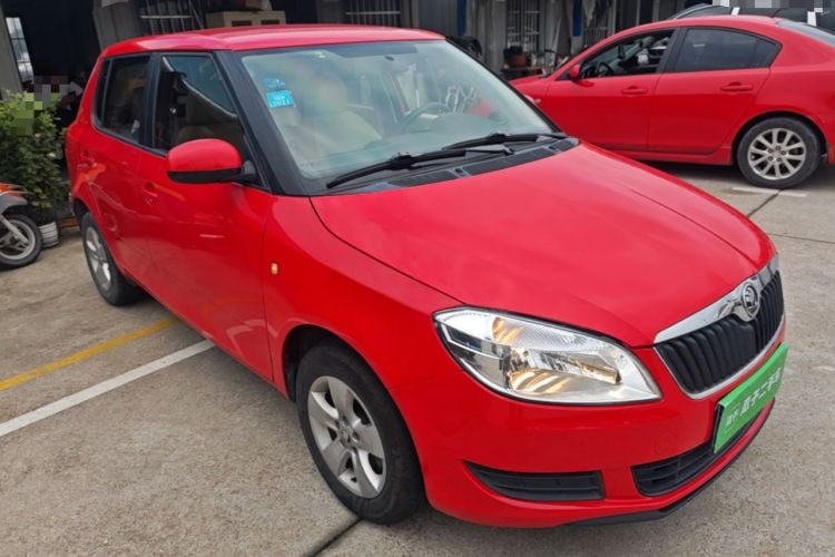 Used Skoda Fabia 2014 1.4L Automatic Crystal Edition Front Right 45 Deg