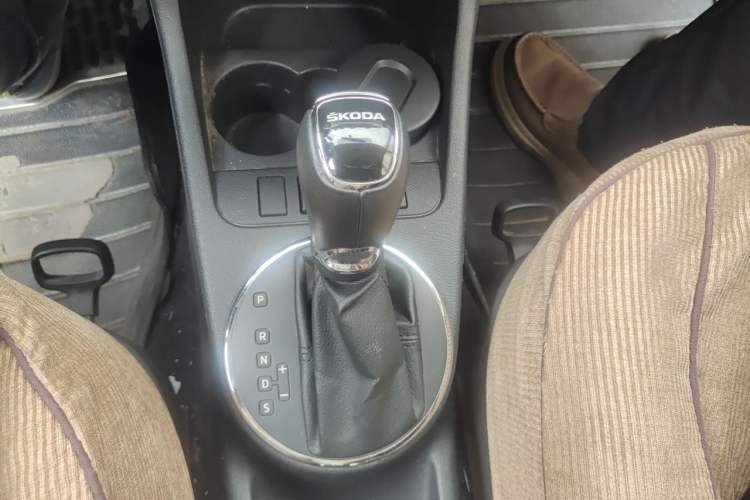 Used Skoda Fabia 2014 1.6L Automatic Sport Edition Gear Lever