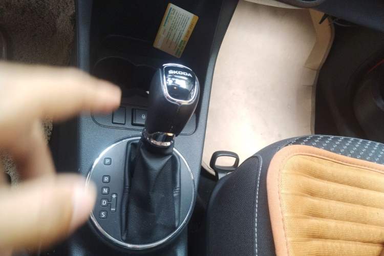 Used Skoda Fabia 2014 1.6L Automatic Sport Edition Gear Lever