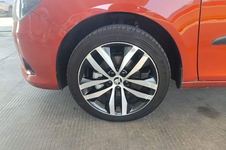 Used Skoda Fabia 2014 1.6L Automatic Sport Edition Left Front Wheel Hub