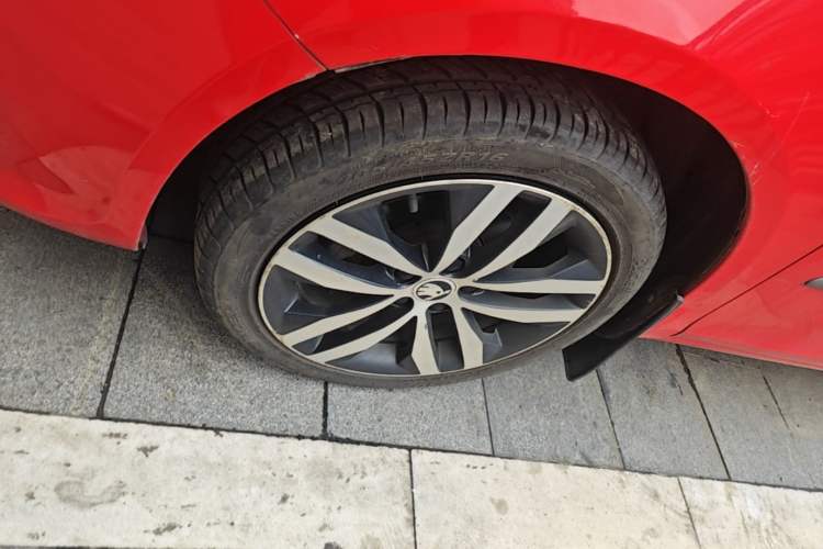 Used Skoda Fabia 2014 1.6L Automatic Sport Edition Left Front Wheel Hub