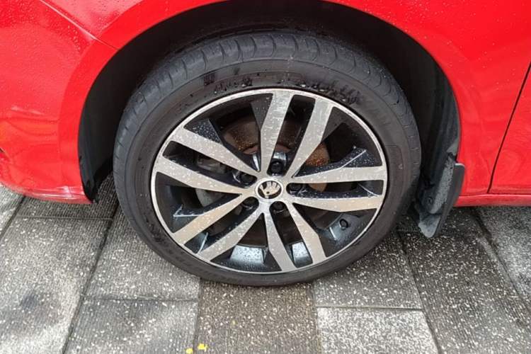 Used Skoda Fabia 2014 1.6L Automatic Sport Edition Left Front Wheel Hub