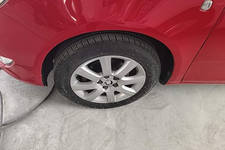 Used Skoda Fabia 2014 1.4L Manual Jingling Edition Left Front Wheel Hub