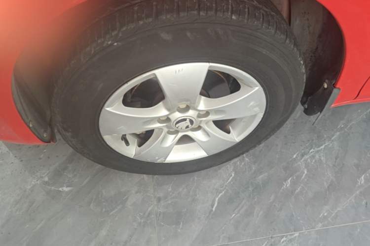 Used Skoda Fabia 2014 1.4L Automatic Crystal Edition Left Front Wheel Hub