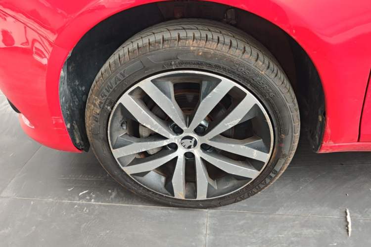 Used Skoda Fabia 2014 1.6L Automatic Sport Edition Left Front Wheel Hub