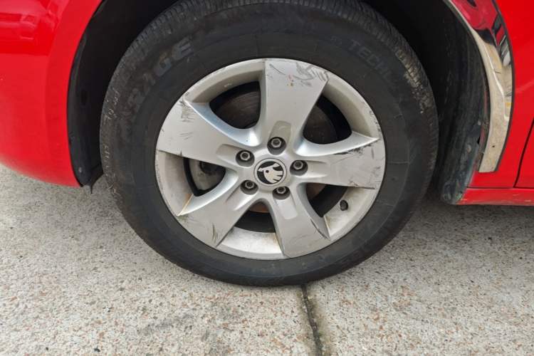 Used Skoda Fabia 2014 1.4L Automatic Crystal Edition Left Front Wheel Hub