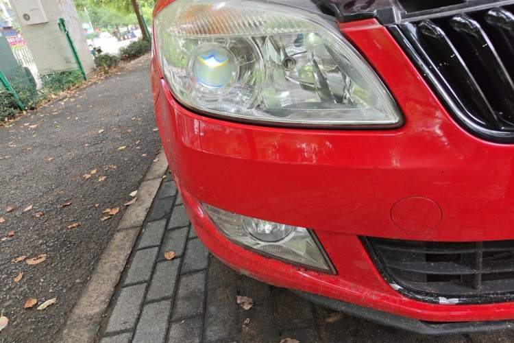 Used Skoda Fabia 2014 1.6L Automatic Crystal Edition Right Front Headlight