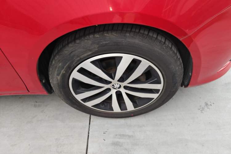 Used Skoda Fabia 2014 1.6L Automatic Sport Edition Right Front Wheel Hub