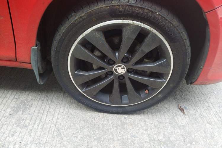 Used Skoda Fabia 2014 1.6L Automatic Sport Edition Right Front Wheel Hub