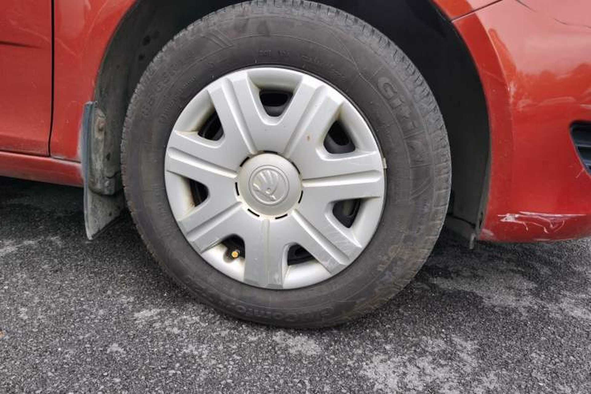 Used Skoda Fabia 2014 1.4L Automatic Crystal Edition Right Front Wheel Hub