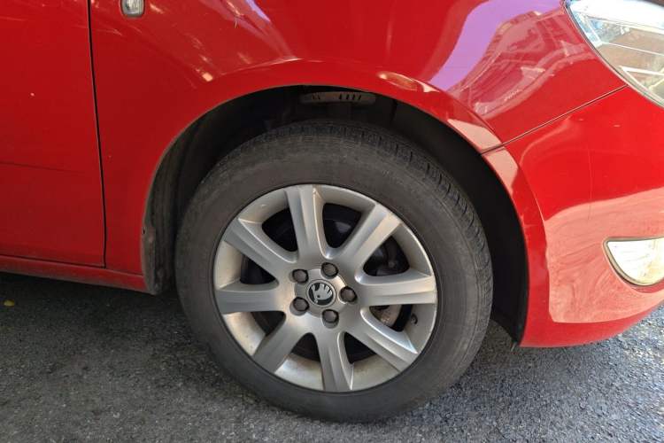 Used Skoda Fabia 2014 1.4L Automatic Crystal Edition Right Front Wheel Hub