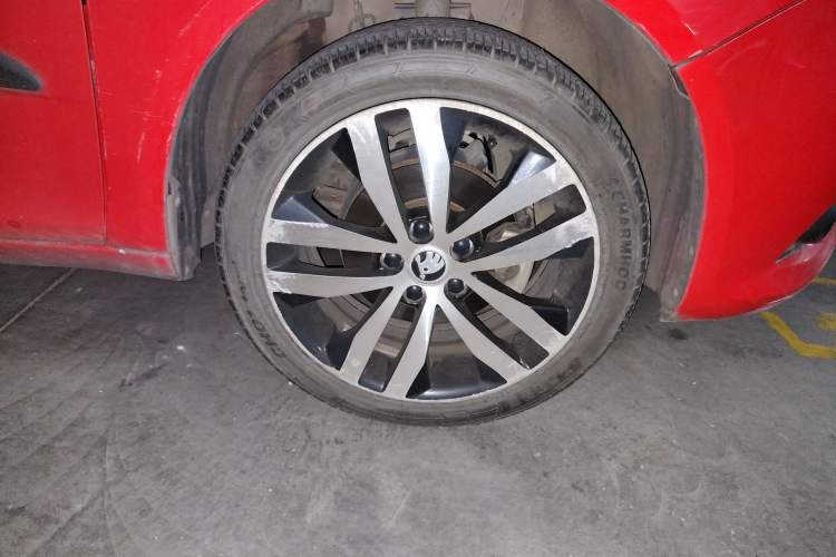 Used Skoda Fabia 2014 1.6L Automatic Sport Edition Right Front Wheel Hub