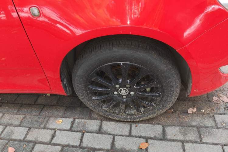 Used Skoda Fabia 2014 1.6L Automatic Crystal Edition Right Front Wheel Hub